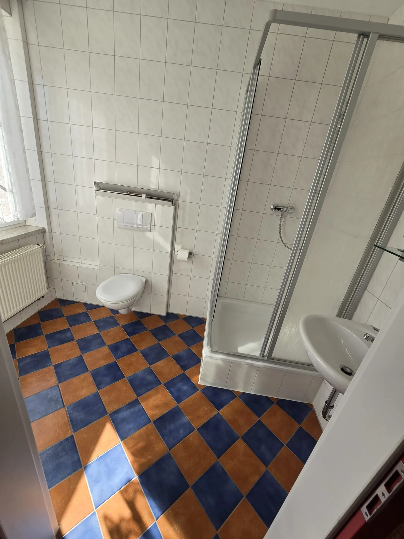 Bad mit Dusche, WC und Waschbecken