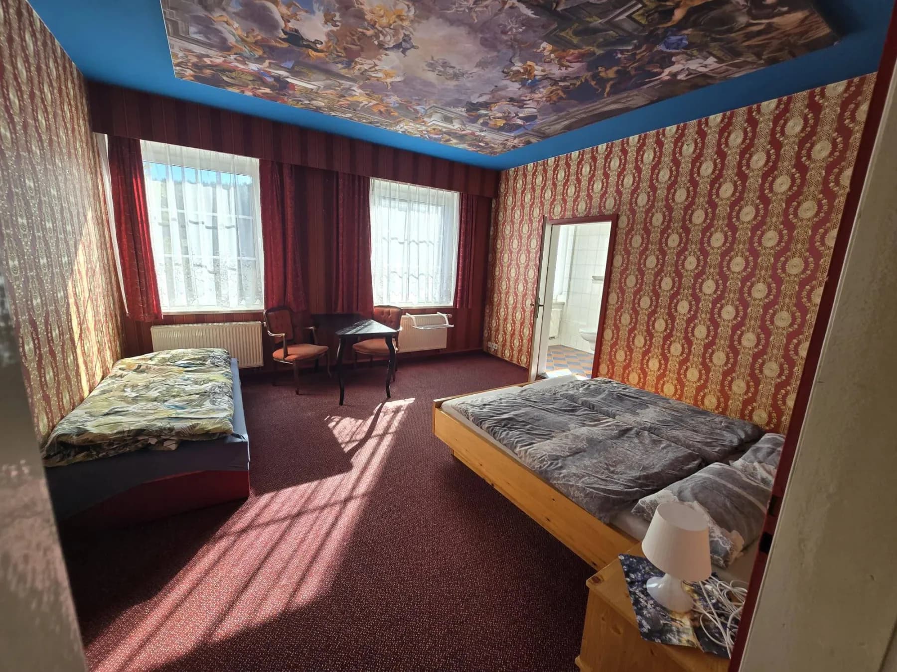 Zimmer mit Doppelbett, Einzelbett und Deckengemälde in Altenberg