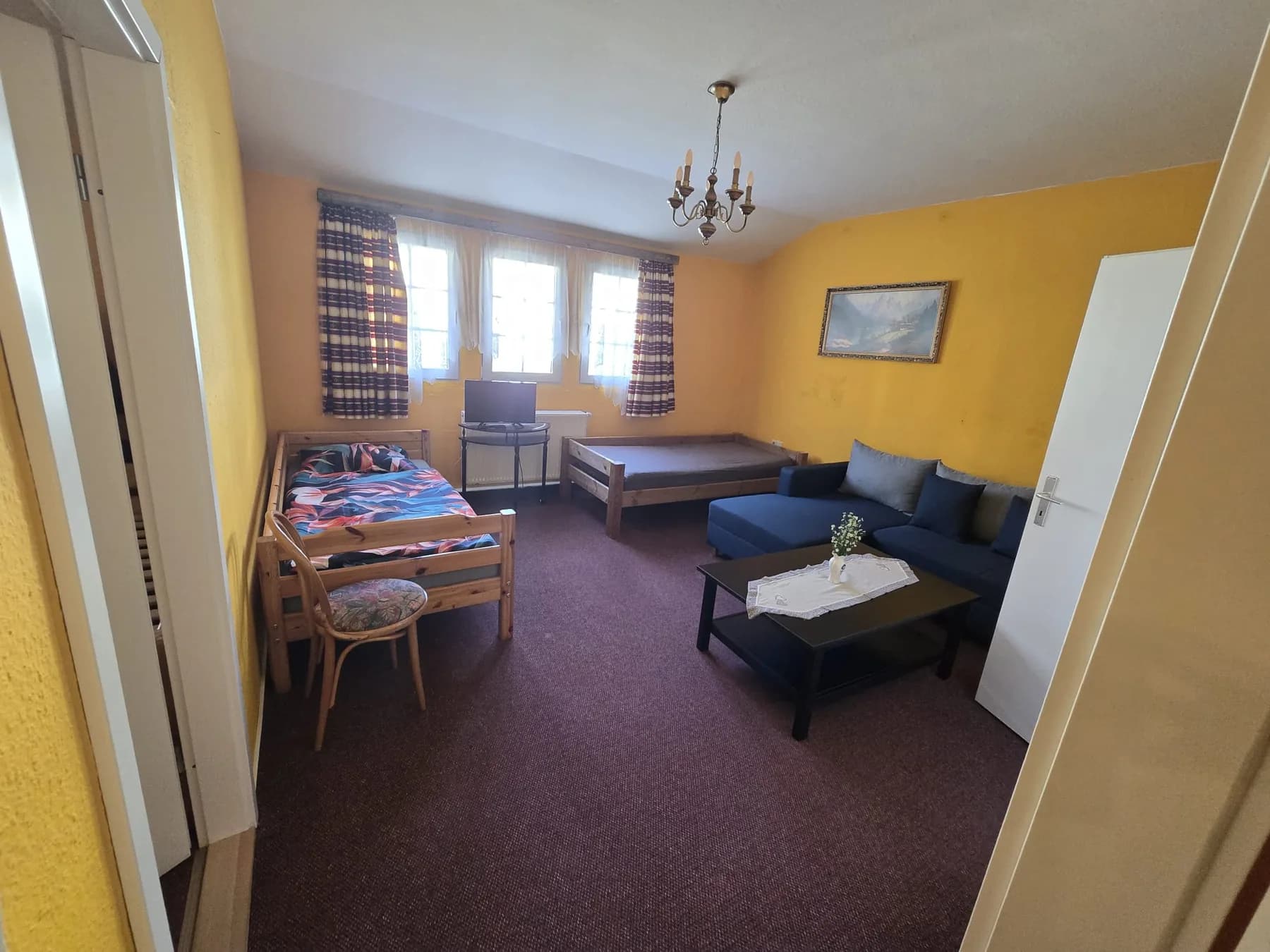 Zimmer mit Betten und Sofa in Altenberg