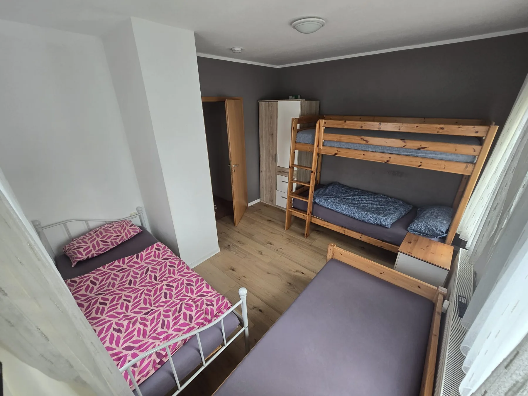 Schlafzimmer mit Etagenbett und Einzelbetten