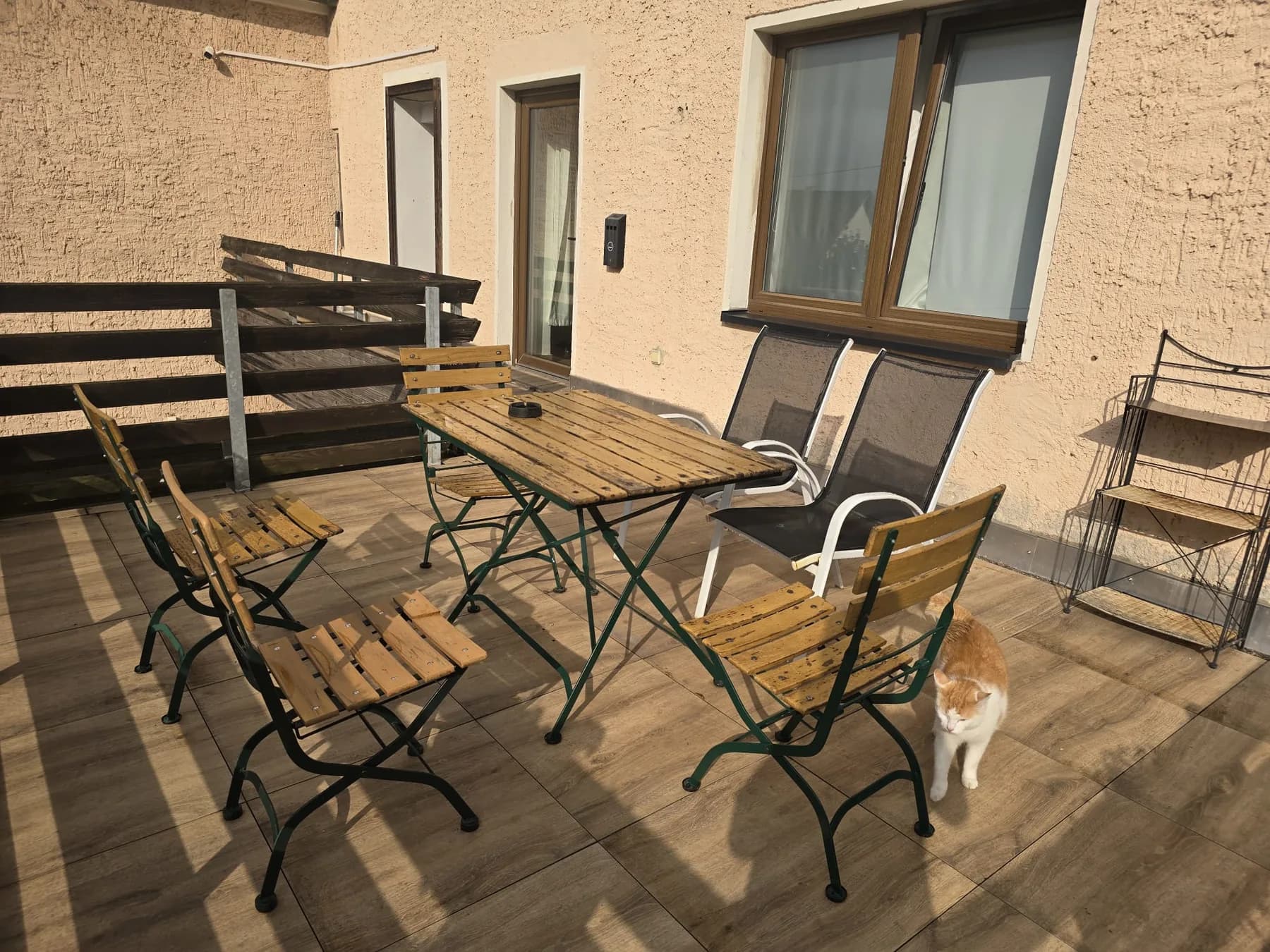 Terrasse mit Tisch und Stühlen