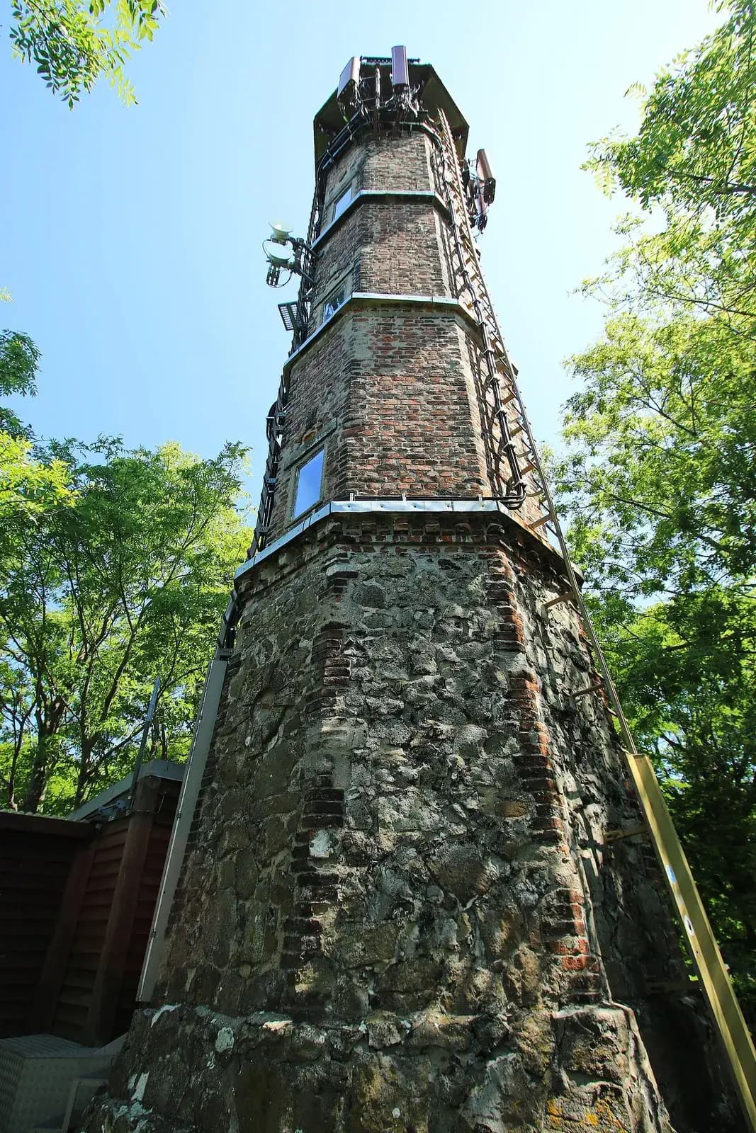 Der steinerne Louisenturm auf dem Gipfel des Geisingbergs zwischen Bäumen