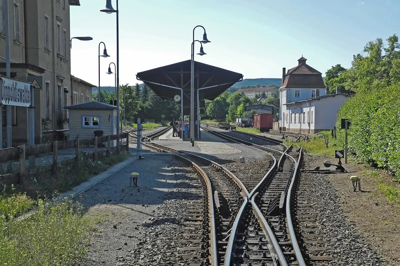 Gleise und Bahnsteigdach am Bahnhof Dippoldiswalde der Weißeritztalbahn