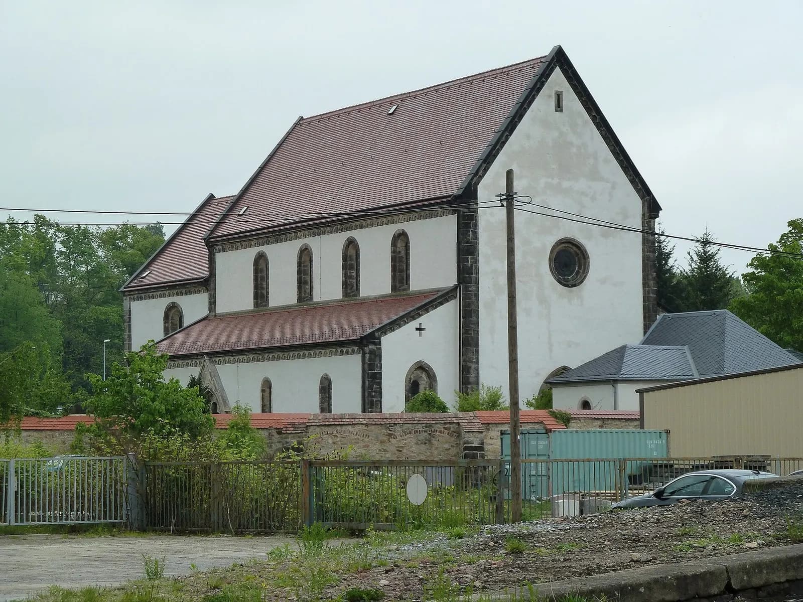 Romanische Nikolaikirche in Dippoldiswalde mit hohem Satteldach und Rundfenster im Giebel, ohne Turm