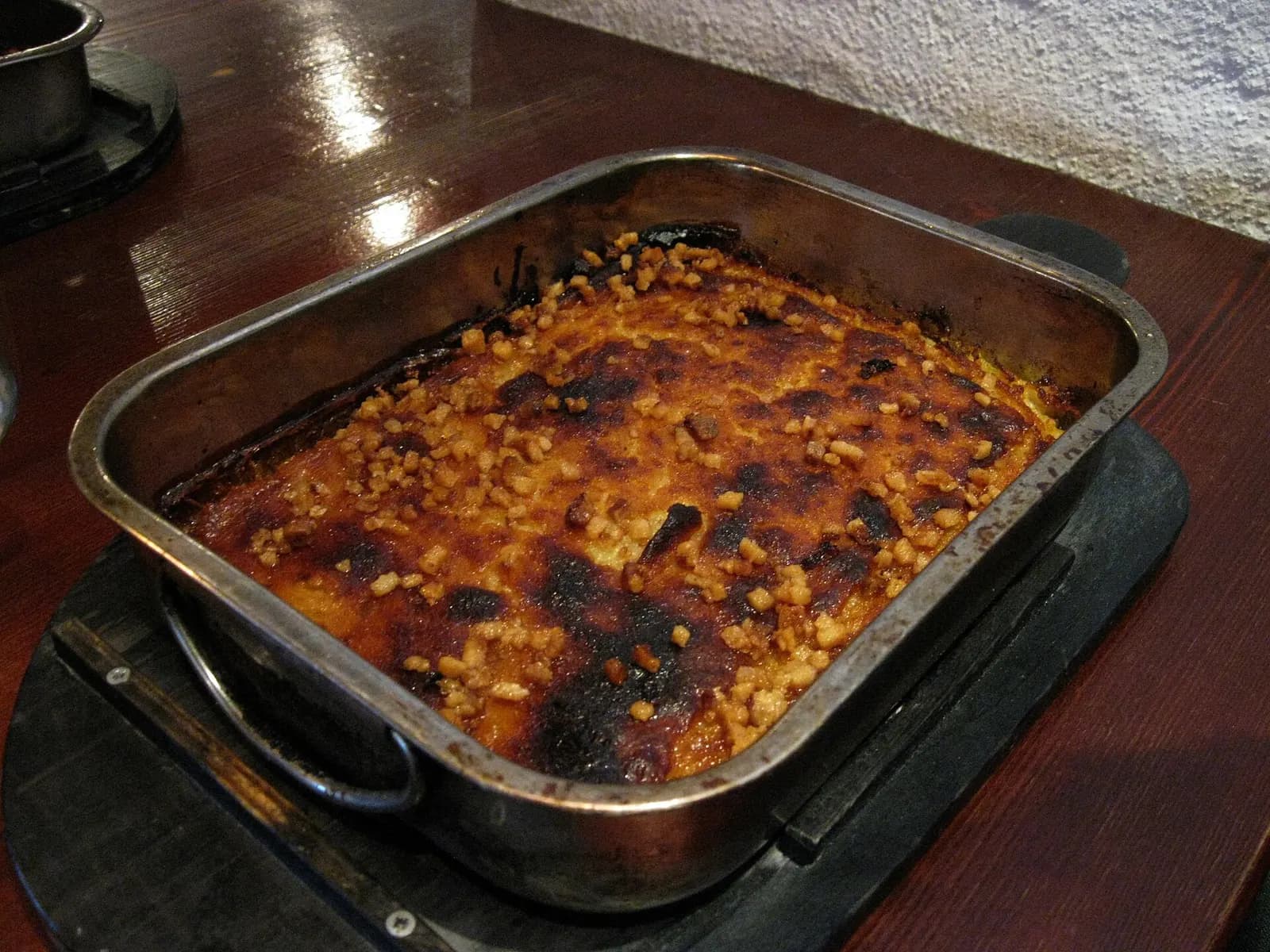 Buttermilchgetzen mit Speckwürfeln in einer Auflaufform