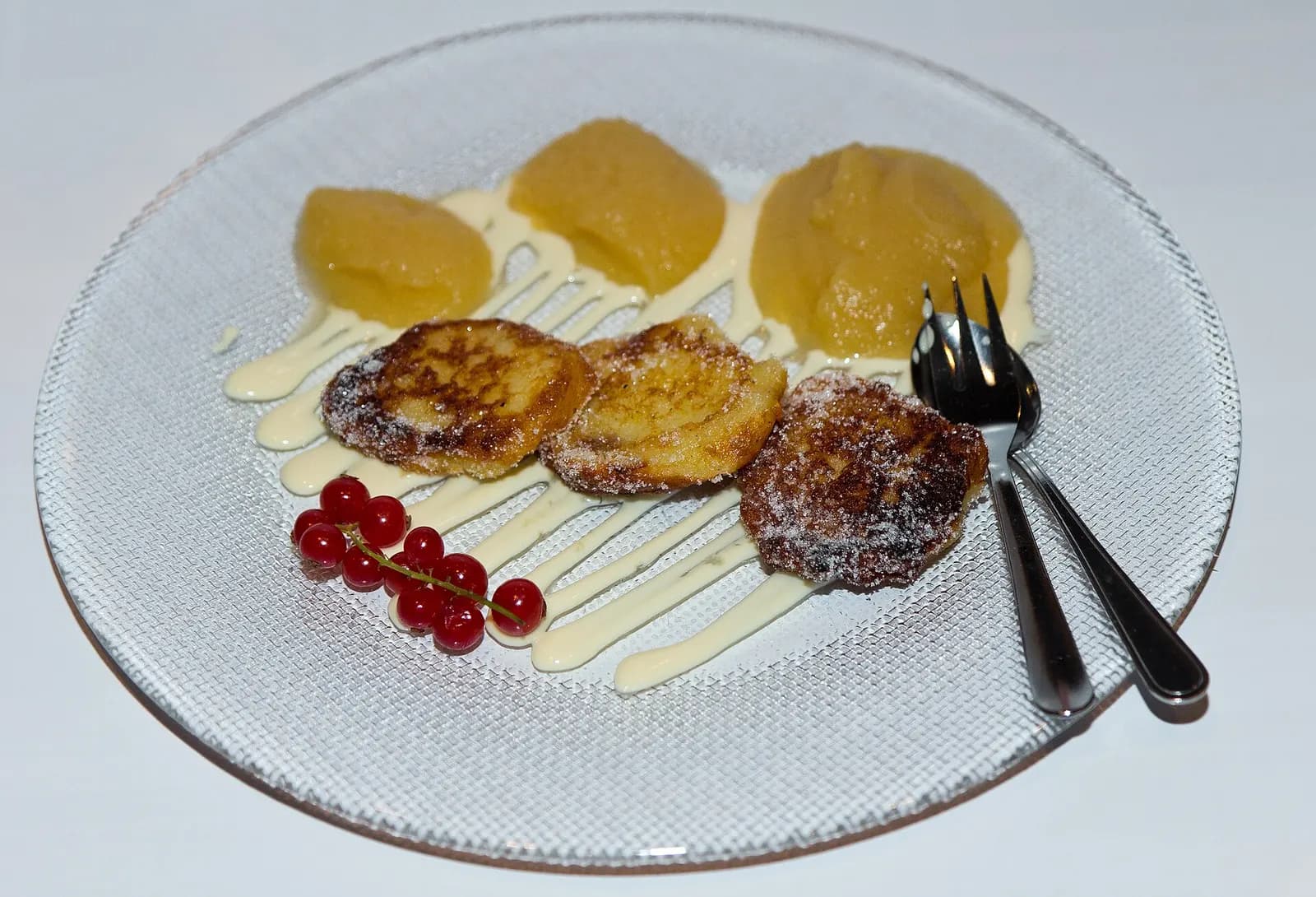 Quarkkeulchen mit Apfelmus und Vanillesoße